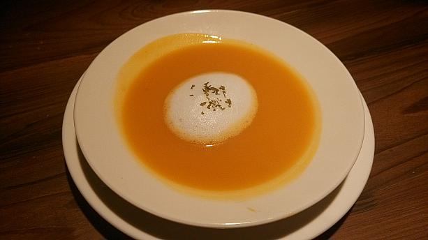 日替わりスープ。この日はパンプキンスープでした。かぼちゃの甘さがよく味わえて美味です！ホイップミルクが上にちょこんと乗っているのもかわいらしいですよね～