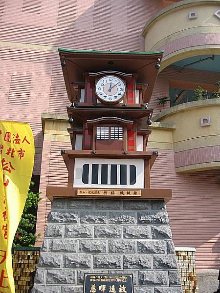 こちらが松山道後温泉からのからくり時計。かなり立派です。