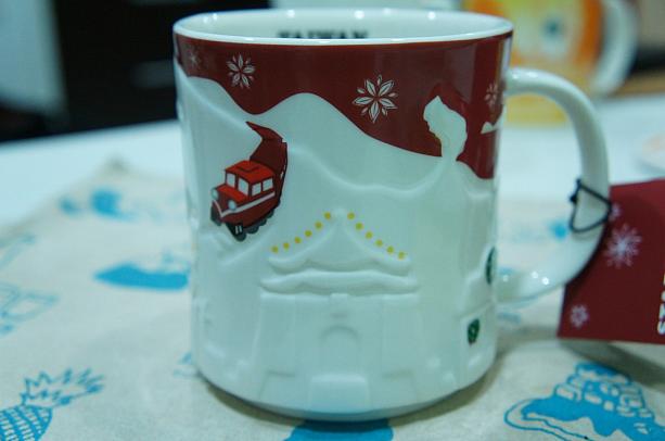雪が降らない台湾で、雪を描いているのもなかなかいいですよね～！<br>では、マグカップに何が描かれているかチェックしてみましょう♪<br>この面はかなり簡単！「阿里山小火車」「野柳女王頭」「中正紀念堂」です～