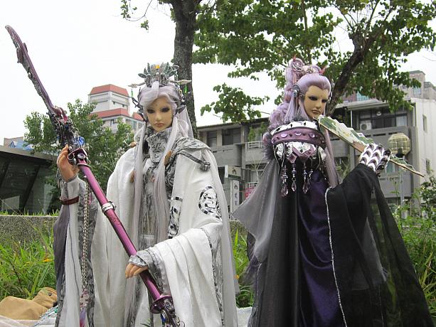 こちらは？「三餘無夢生」（左）と、有名な史艶文（右）の戦闘バージョンですって！有名キャラでもワンパターンではありません。奥が深い！台湾布袋戯！