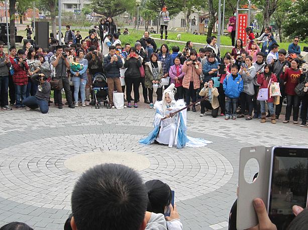 人形撮影の合間には布袋戯コスプレ愛好家（台湾ではcoserと呼ばれる）によるパフォーマンス。
