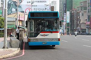 台北では見かけないバスもパチリ♪