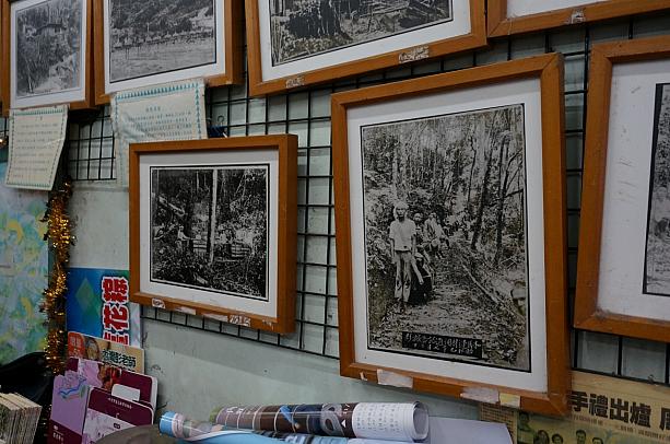 薬局である店内は、薬は奥の方へ追いやられ、壁一面に林業と鉱業で栄えた時代の写真が貼られています