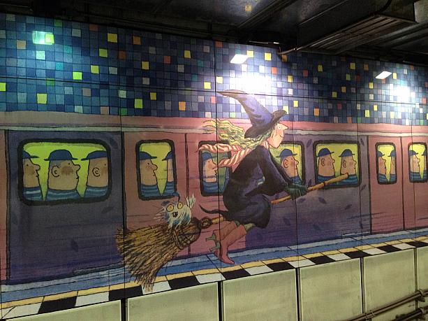 まずはMRT「南港」駅プラットホームから幾米が迎えてくれます。2008年台北捷運(MRT)局と合作の公共芸術作品で、<br>幾米の絵本≪地下鉄≫からの抜粋。
