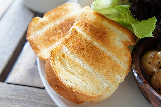 そしてナビが愛してやまないパン！もちもちです。これをマッシュルームのバターにつけると、思わず笑みがこぼれてしまいます
