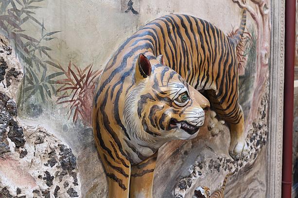 明るいと、壁の虎もきれいに彫られているのがよくわかります