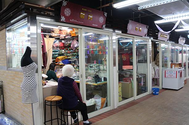 台北きっての布市場でもある「永樂市場」、1階は食品と縫製ブースが混在しています