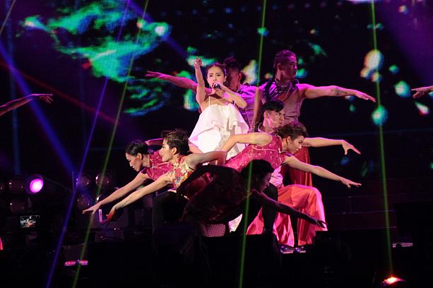 “Jolin Tsai（蔡依林）”はアムロちゃんとのコラボ新曲「I'm Not Yours」を妖艶なダンスで披露♪髪型も懐かしの大仏ヘアーに似せていましたよ～。また新アルバムから「PLAY我呸」と「美杜莎」も激しいダンスで踊ってくれました
