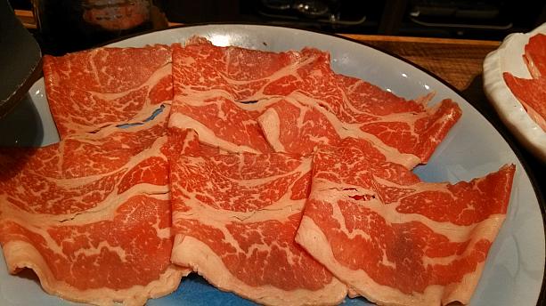 お肉の登場！こちらは「CAB米国牛のしゃぶしゃぶ（680元）」のお肉。お店の中では一番お安い牛肉ですが、う～んまい！