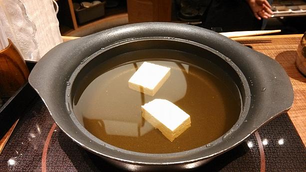 すき焼きもおいしいと聞きますが、寒い日だったので、しゃぶしゃぶをいただきました！<br>出汁には予め豆腐が入れられます。そこへ大根をピーラーで削っていれてくれます