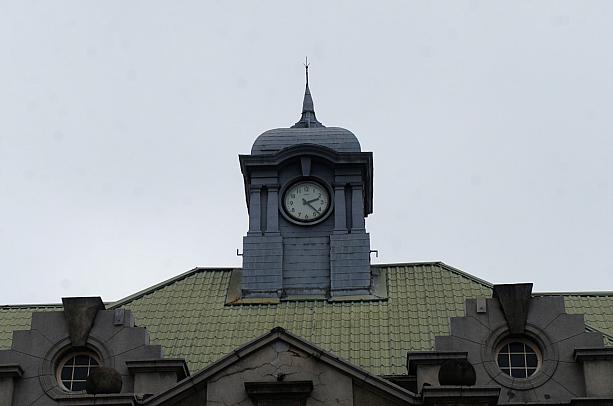 駅の時計台は四方向どこからでも時計が見られるようになっているそうです！屋根の上が装甲式になっているのも珍しいです