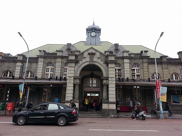 台鉄新竹駅は日本人建築師松ヶ崎万長さんによって設計され、1913年に完成しました。台湾で現存する駅の中で最も古い駅舎なんですよ！しかも、台湾において、建築と芸術の評価がもっとも高い駅だとも言われています。<br>2015年2月には東京駅と姉妹駅締結が結ばれました