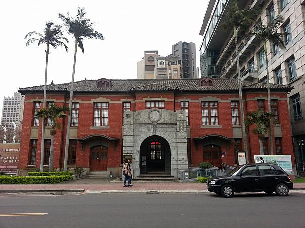 新竹市役所はローマ建築を採用し、1925年に建てられました。屋根には瓦が敷かれていますが、建物はヴィクトリア調という趣深いもの。現在は「新竹市美術館暨開拓館」として使用されています