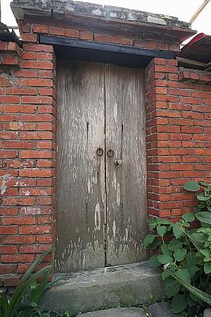 裏門の扉