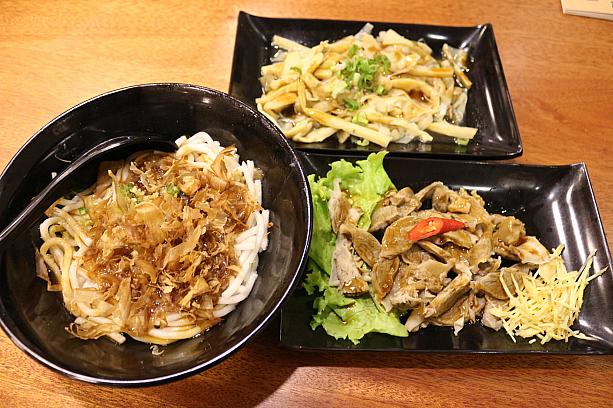 ナビたちは、汁なしの米苔目とタケノコ、肝（月＋連）という豚肉の部位（→おいしいです！）を注文