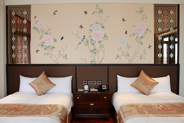 ベッド上の絵にもご注目ください！ただの中華風の絵ではないんですよ～！<br>特に449号室（豪華套房）の絵には「台灣藍鵲」や様々な蝶が描かれているのがわかりますか？
