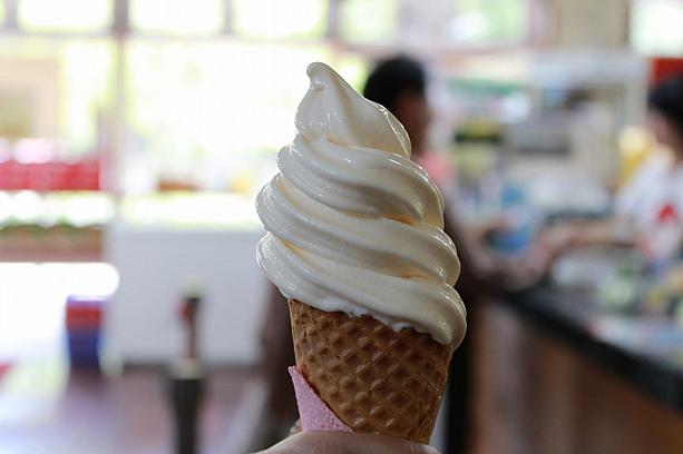そして…嘉義大學の農場で生産された牛乳を使用し作られたオリジナルソフトクリームも楽しみましたよ～。ミルクの味が濃厚でうまうま～☆