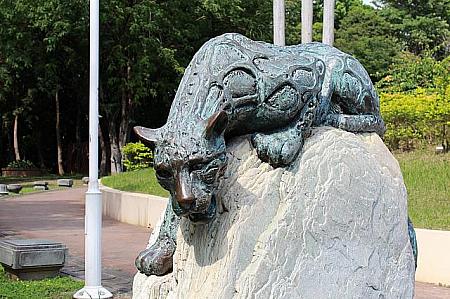 射日塔の前には狛犬ならぬ「台湾雲豹」。台湾の保護動物が射日塔を守っています