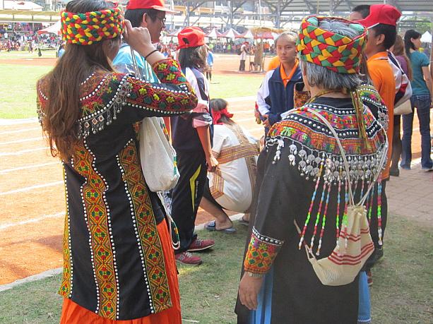 こちらの服装は・・・ブヌンの人が見れば一目で地域が分かります。高雄市地区のブヌン族は近接するルカイ族の影響を受けていて装飾的なのだとか。