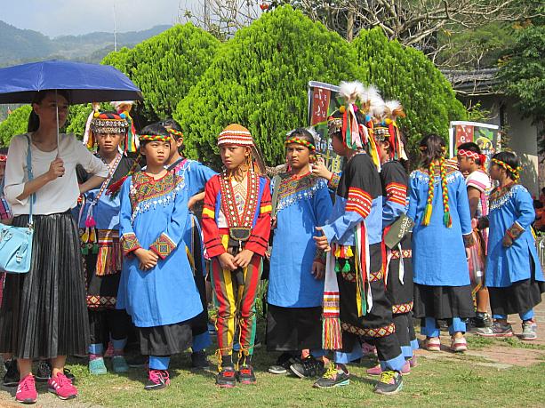 ん、まわりと違う服装の子がいますね～。阿里山から参加のこちらの小学校にはツオ族の子供たちもいるので、パフォーマンスもそれぞれの特色を取り入れた独特のもの。原住民同士の共存というコンセプトでした。