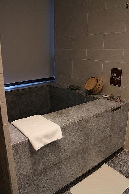  スタンダードタイプの客室浴槽。北投の上から白湯が引かれている。シャワーブースもあり
