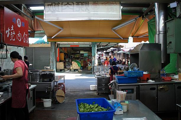 老牌周燒肉飯の本店がここ！三民街の市場内にあるんですが、こちら以外にもおいしいお店がいっぱいあるんですよ～