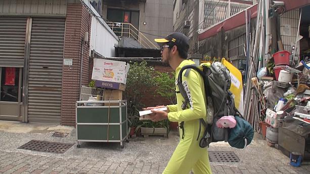 台南市内を歩く赤塚　旅の移動手段は徒歩のみ