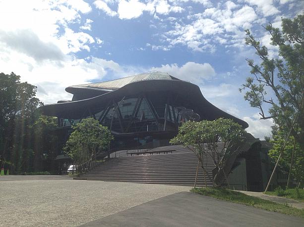 建築は台湾の設計師・黃聲遠氏によるもので、なめらかな曲線の屋根が印象的
