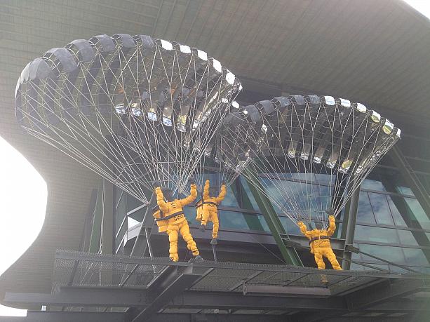 屋根部分やテラスには台湾の有名彫刻家・朱銘氏の作品があり、<br>今年10月4日まで設置予定です<br>作品・「人間系列Living World Series /降落傘」