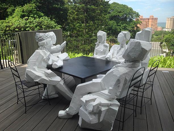 外の椅子に座って会議する人々「人間系列　Living World Series/這一桌」