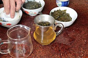 茶碗を使用し器用にお茶をいれてくださいました。お茶って肩肘張らず楽しめるのですね！
