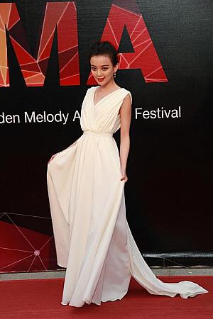 トレイシー・ワン（汪小敏）：白のふわっとしたドレスでとても清楚な雰囲気