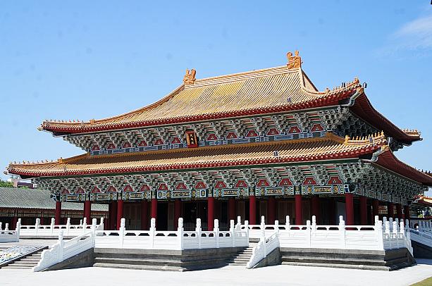 高雄の人気観光スポット「蓮池潭」。龍と虎の龍虎塔を見て満足し帰っていませんでしたか？<br>実は…蓮池潭のほとりに台湾最大規模の孔子廟があるんです！