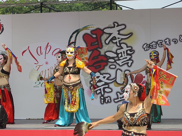 台湾からやってきた嘉義火焰舞踏団。台湾の神様をモチーフにした踊りで人気を博した女性ダンサーチームで、その迫力あるダンスにナビも釘づけ！　最後に踊ってくれたソーラン節も圧巻でした。