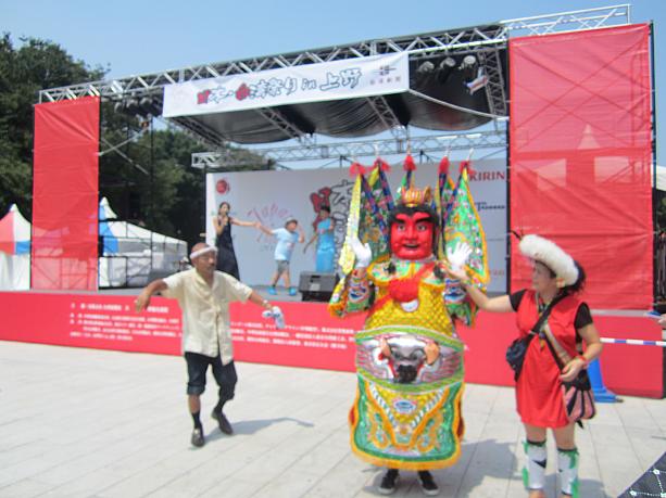 舞台イベントも大盛況！　台湾でおなじみの電音三太子が踊り出すと、観客のおっちゃんがノリノリで飛び入り参加。他のお客さんも加わって、熱いダンスを披露していました。