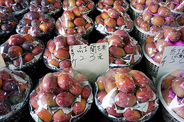 日本の方に大人気の愛文のシーズンは過ぎてしまっていましたが、いろんな種類のマンゴーが売っていました！