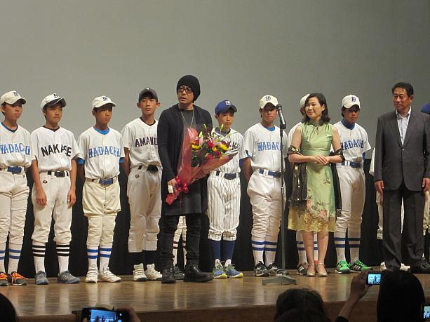 14時からは、いよいよ本日の目玉企画、映画「KANO」の上映会が始まりました。杉並区では平成23年から、台湾との中学生野球交流事業を進めていて、これまでにも何度か親善野球大会が行われているそうです。今年の12月には台湾での開催が決まっており、その遠征メンバーに選ばれた子どもたちが舞台に登場。<br>そこになんと、「KANO」の監督役、永瀬正敏さんがいらっしゃったんです！！<br>「この映画の本当の主役は選手たちです。台湾の子供たちが日本語でセリフを覚え、慣れない演技をし、さらに野球までやるんですよ。僕なんかとても真似できない。彼らのような野球少年たちが、この映画を感動的なものにしてくれたんです」<br>と言って、舞台上の子供たちを激励。<br>さらに花束を贈呈されると、自分がしていたリストバンドをはずしてお返しにあげるというサプライズまで！<br>「これは「KANO」のオリジナルグッズなんですよ。あとで皆さん全員の分を送ります。僕は監督役だったから、監督さんの分もね」と言って、会場を沸かせていました。