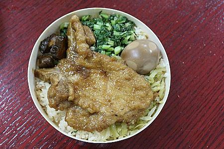 圓形懷舊排骨菜飯便當（100元）　台北、台中、高雄にはある菜飯弁当。炊き込みではなく、まぜご飯。駅ごとに混ぜてある具材も異なります。