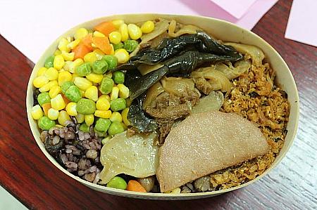 養生素食燉飯（80元）　意外と色彩が多いのも素食弁当の特徴。ちょっと顔を出しているご飯は、五穀米と黒糯米。