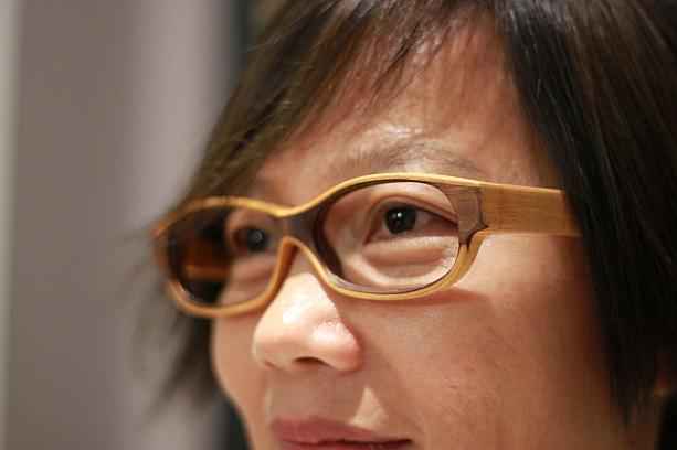 ISIT CASAオーナーの陳さんも「WOODPIA」の愛用者<br>この眼鏡で個性も出せるし、とても掛け心地が良いそうです！