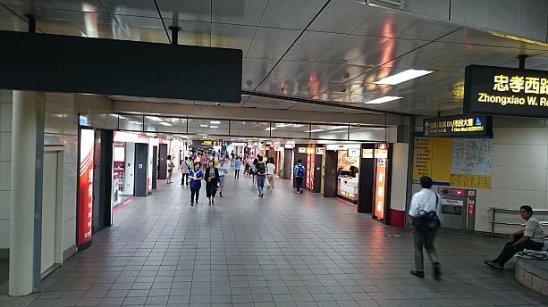 MRTから向かう場合は通路の左側にヤマザキパンやスターバックスが<br>右側には康是美（cosmed）や携帯屋さんの奥です