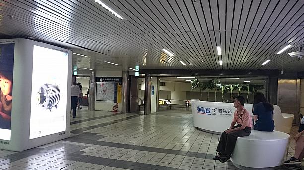 台湾鉄道や台湾高速鉄道から向かうとこの写真の左下