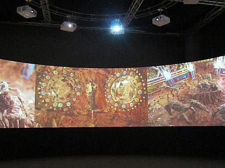 張徐展さんの動画作品は360度パノラマ室で。