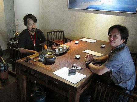 仕事の合間、茶芸館でくつろぐ金氏さん（左)と東京都現代美術館の牟田さん