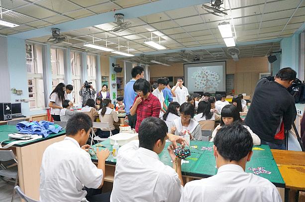 佐野高校の学生達は用意された10個のプログラムのうち、自分の希望するプログラムに参加。<br>学生と交流するとともに、台湾の文化や習慣について学んだそうです