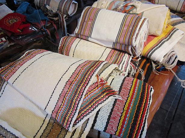 次は同じく桃源村にある機織工房を見学。台湾原住民の手織りは泰雅（タイヤル）族が有名ですが、ブヌン族のもなかなか凝った織物です。