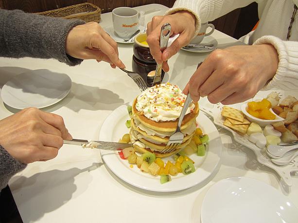 2～3人で分けるのがオススメですが、切り分けるのがちょっと難しい…<br>「うわっ、倒れそう！」なんて大騒ぎしつつ、でも、そうやって仲間とワイワイ食べるのがまた楽しいんですよね。