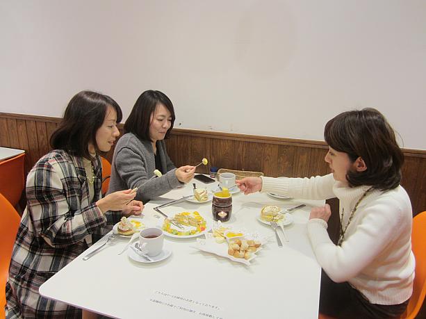 いろいろな味わいが楽しめるフォンデュは、パーティーメニューにもピッタリ。ホットなスイーツを囲んで、おしゃべりも盛り上がります。<br>ちなみに、ナビ一同のイチオシはクラッカー。ほんのり塩味が、マンゴーソースの甘みをグッと引き立ててくれるんです。