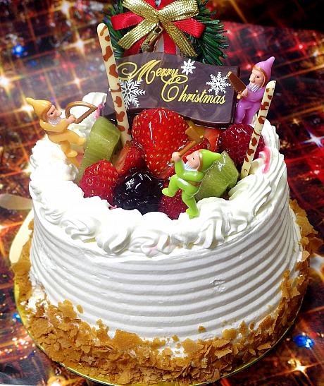 クリスマスケーキも予約受付中！（23日まで）<br>マンゴームースとホワイトチョコムースを組み合わせた「マンゴークリスマスケーキ」（4500円）、<br>マンゴープリンのロールケーキをフランス産バローナのチョコレートでコーティングした「ロールクリスマスケーキ」（3500円）、<br>マンゴーとイチゴをたっぷり使った「マンゴーとイチゴのクリスマスケーキホール」（4500円）。<br>可愛らしいデコレーションがクリスマス気分を一層盛り上げてくれそうです。<br>また、国産しぶかわ甘露煮の栗を12個も使った贅沢な「マロンパウンドケーキ」（4500円）は、お正月用や贈答品としてもオススメです。<br>（画像提供：マンゴーチャチャ）
