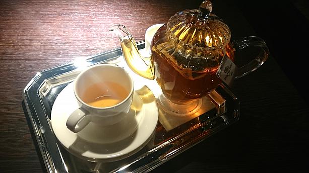 “香草莢茶”170元は、マダガスカル産バニラビーンズと紅茶をミックスした、ほんのりバニラが香る爽やかなお茶